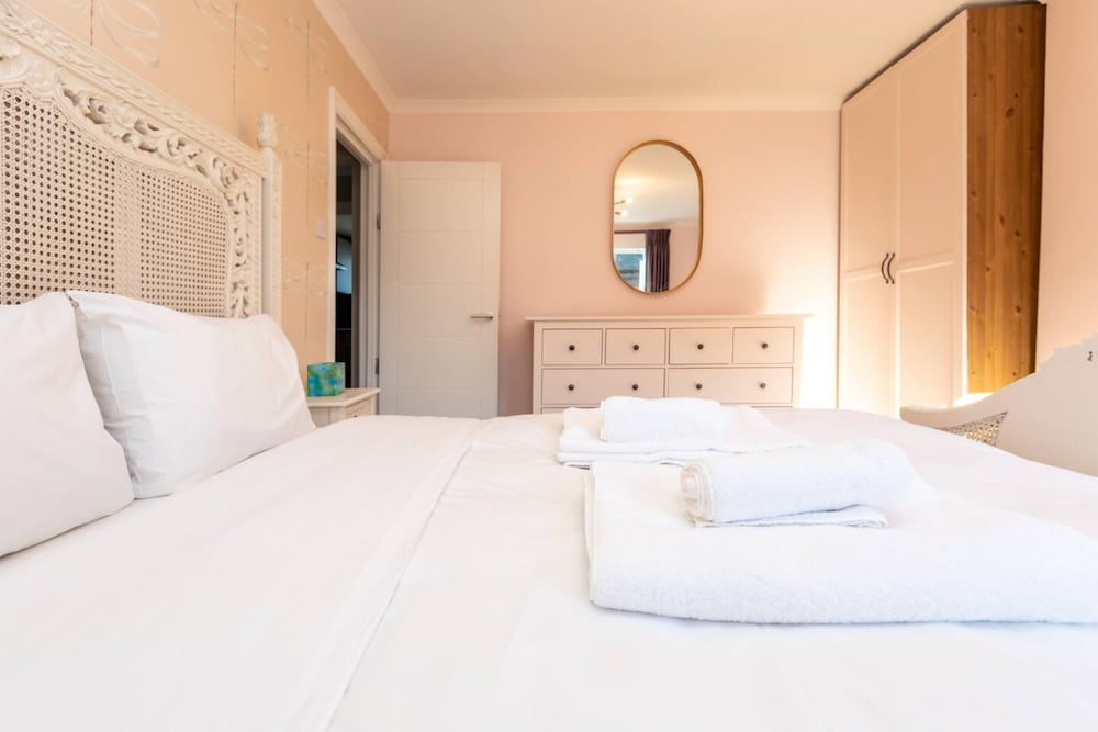 Фото Spacious & Pristine 2bd Flat - Balham