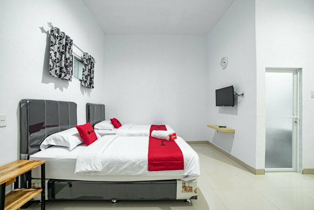 Hotel RedDoorz Plus near Thamrin Plaza Medan, Medan, photo
