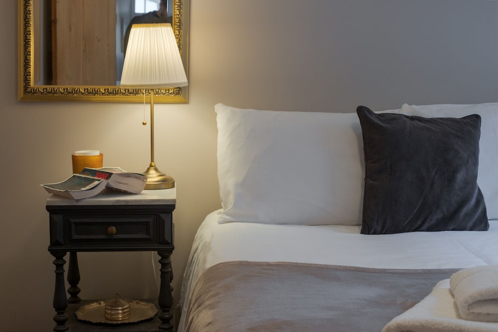 Фото Spacious two Bedroom Maisonette With Private Garden in Balham by Underthedoormat