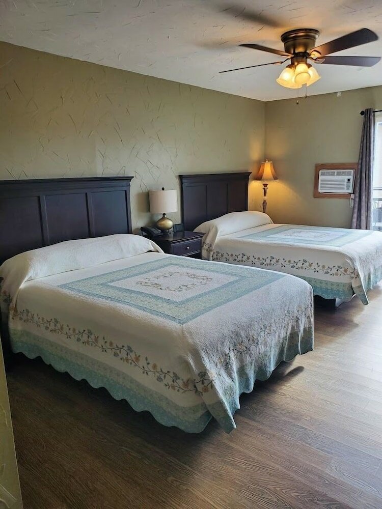 Фото Three Forks Lewis & Clark Motel