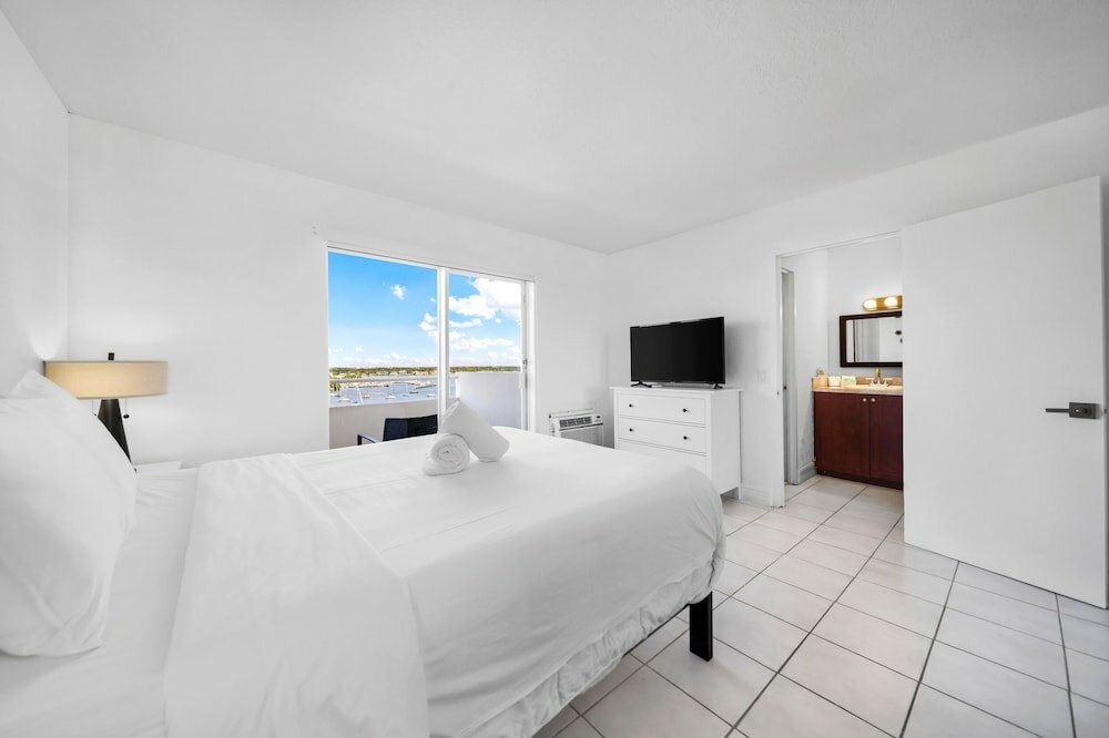 Фото Waterfront One-Bedroom Apt