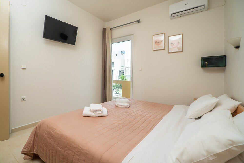 Фото Manos Beachside Apartments