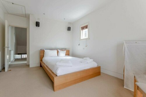Large Modern Maisonette in Southfields