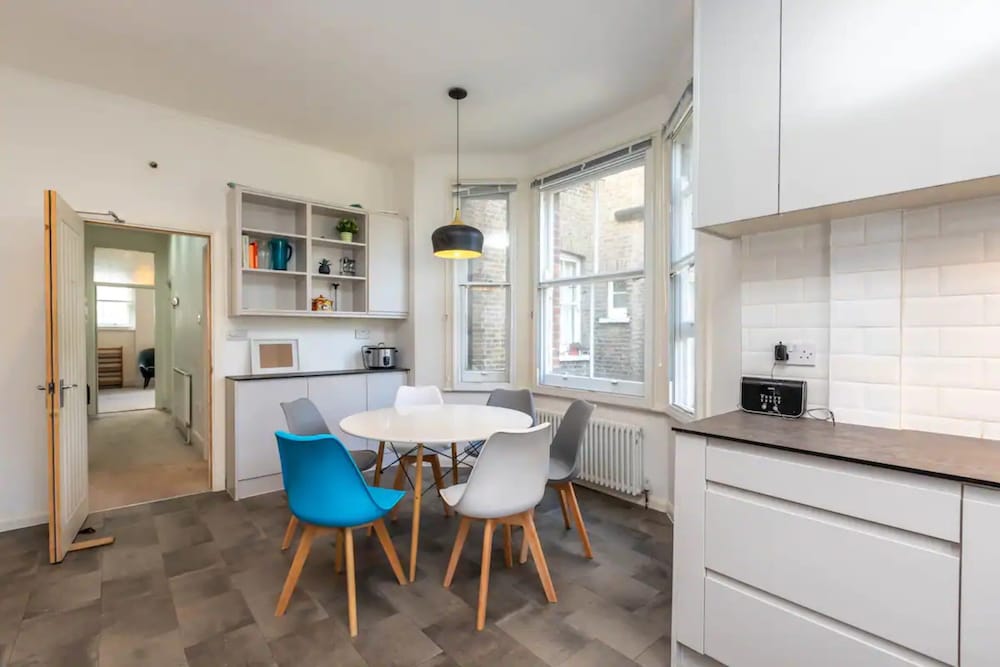 Фото Spacious 5 Bedroom Home in Camden