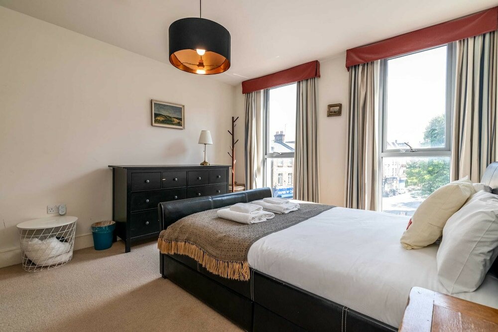 Фото Bright & Spacious Battersea Flat