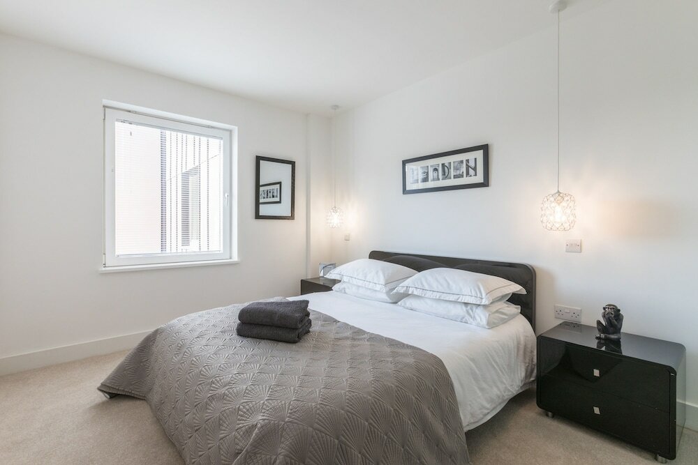 Фото Luxury 2-bed Flat, Parking and Close to the Tube