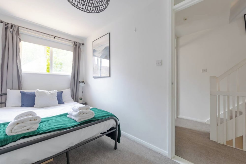 Фото Lovely 4 Bed House w Garden, 1 Stop to Waterloo