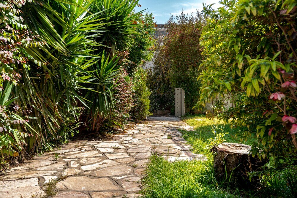 Фото Spacious 4bd House w Pool in Hezliya