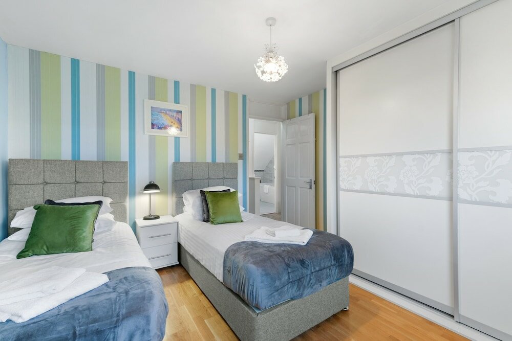 Фото Serviced 4 Bdrm 2 bath house Maidenhead