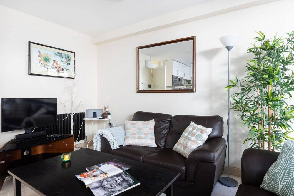 Фото Stylish 2 Bedroom Apartment in the Heart of Shepherds Bush