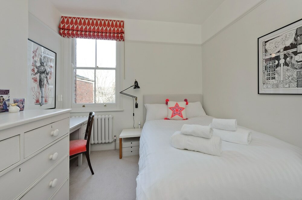 Фото Interior Designed House With Garden in North West London by Underthedoormat