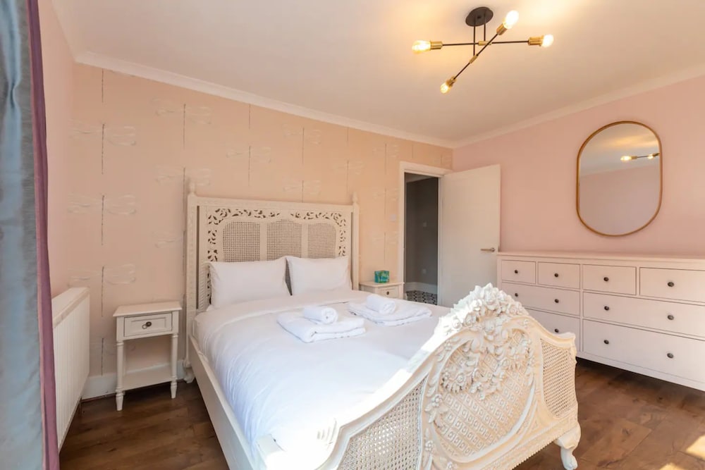 Фото Spacious & Pristine 2bd Flat - Balham