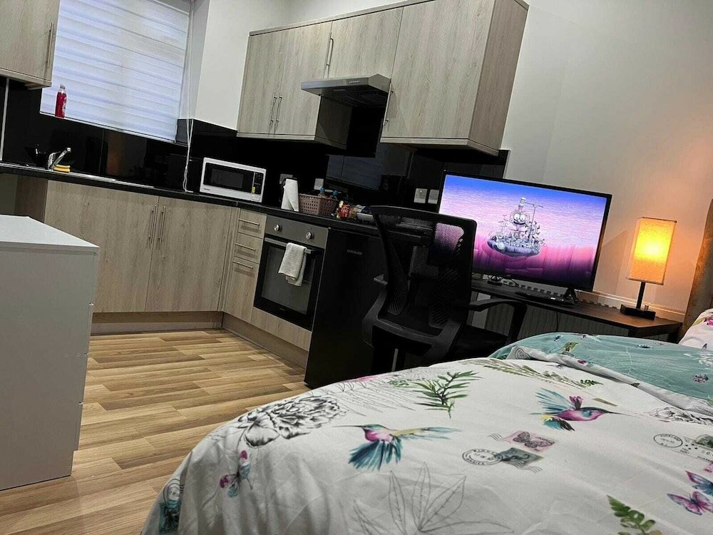 Фото Entire Studio apartment - London