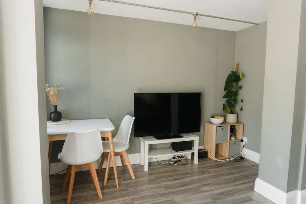 Фото Lovely 2bd Flat With Private Garden - Bounds Green