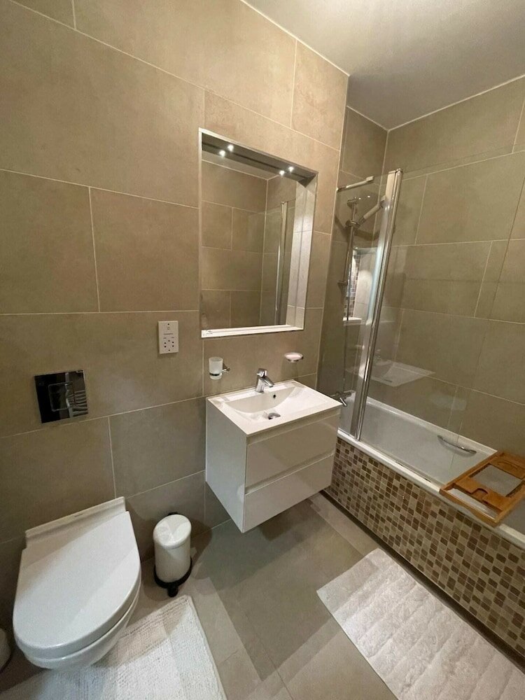 Фото Chic Victorian Flat in Private Estate - Mile End!