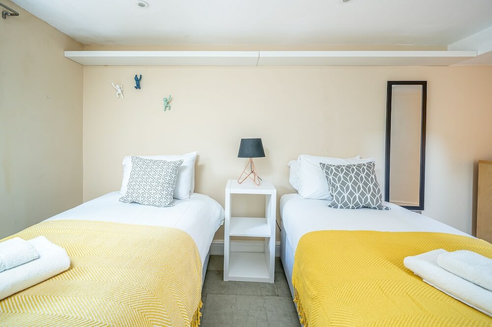 Фото Altido Elegant 4 Br House W/Deskspace, Moments From Angel