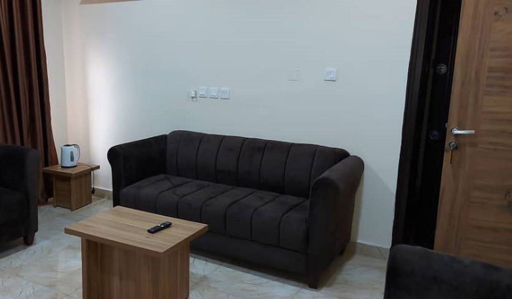 Фото Hassan Sunmonu Court