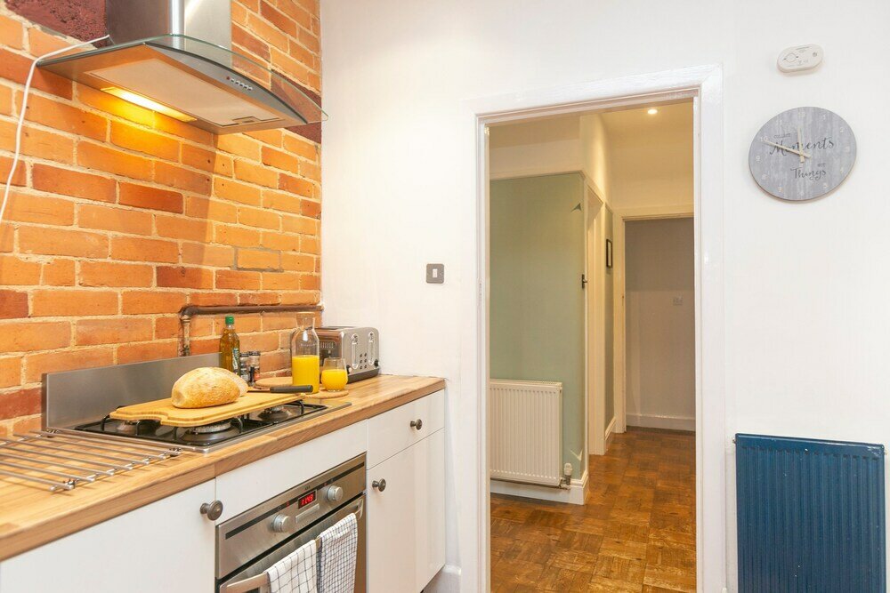 Фото 3 Bedroom House with Parking Bournemouth