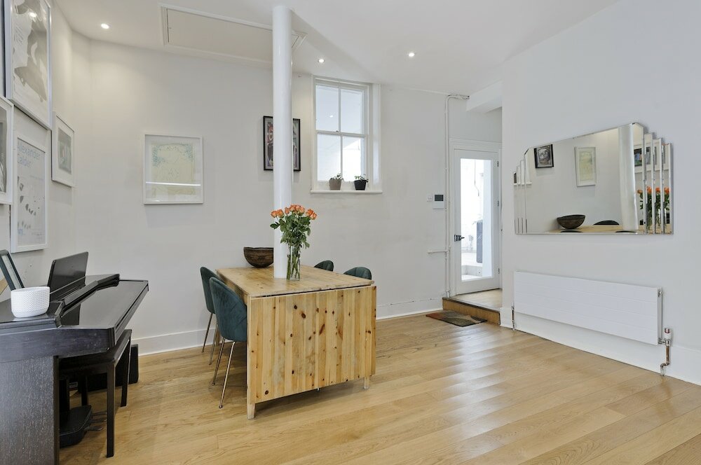 Фото Beautiful Battersea Home by Clapham Junction by UnderTheDoormat