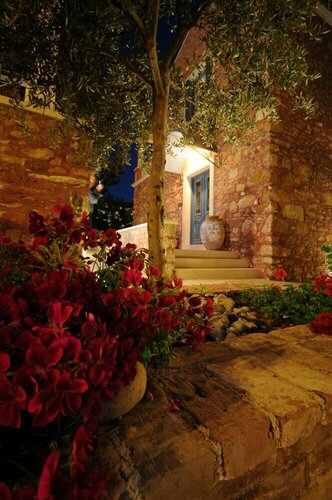 Гостиница Dine on the Generous Veranda at a Rustic Stone Getaway