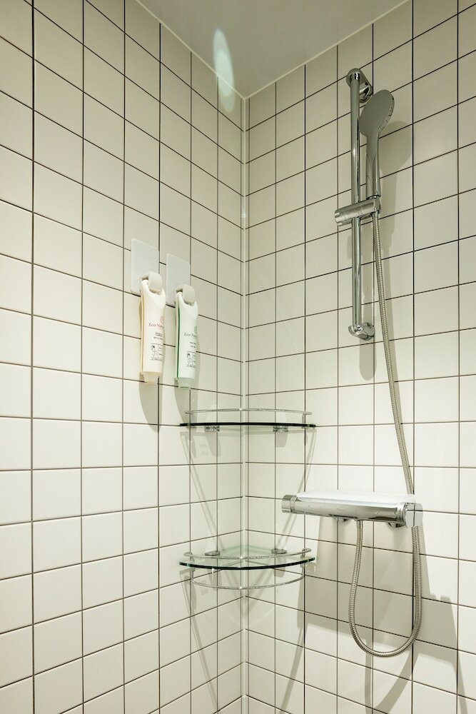 Фото The Connoisseur Residence Hotel