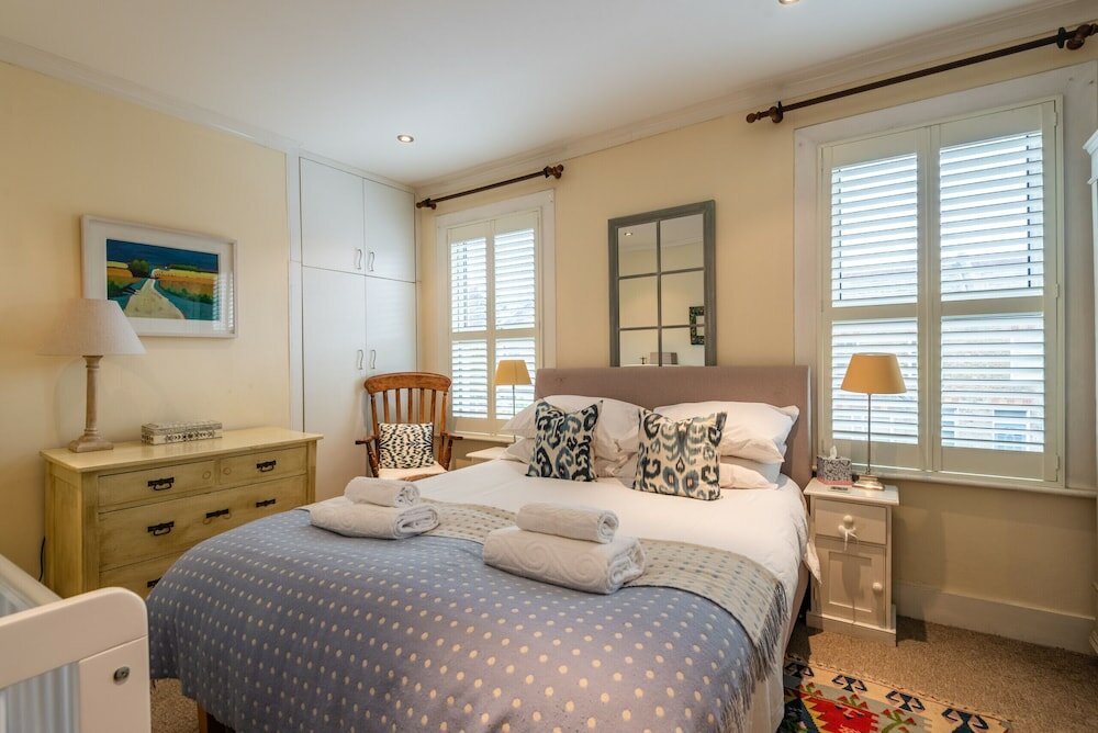 Фото Charming Victorian Family Home in Wimbledon