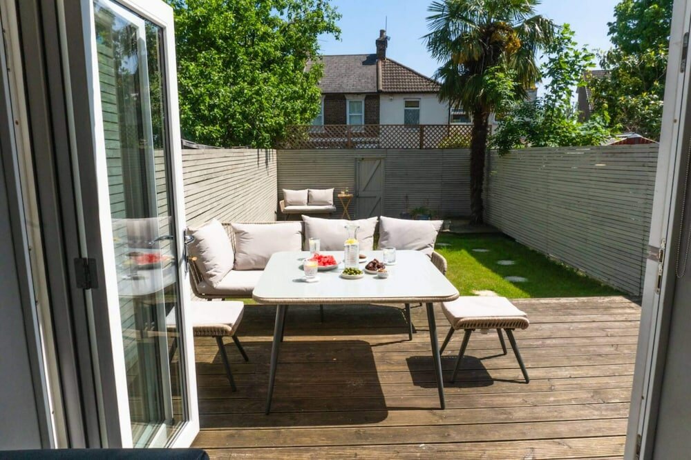 Фото Lovely 2bd Flat With Private Garden - Bounds Green