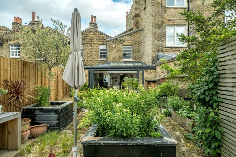 Фото Altido Contemporary 2-Bed House W Private Garden