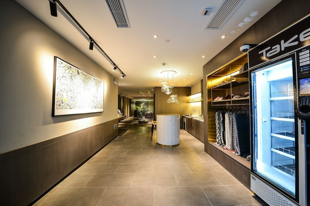 Фото Miju House Gubei-a small white building beside Shanghai oil painting sculpture institute