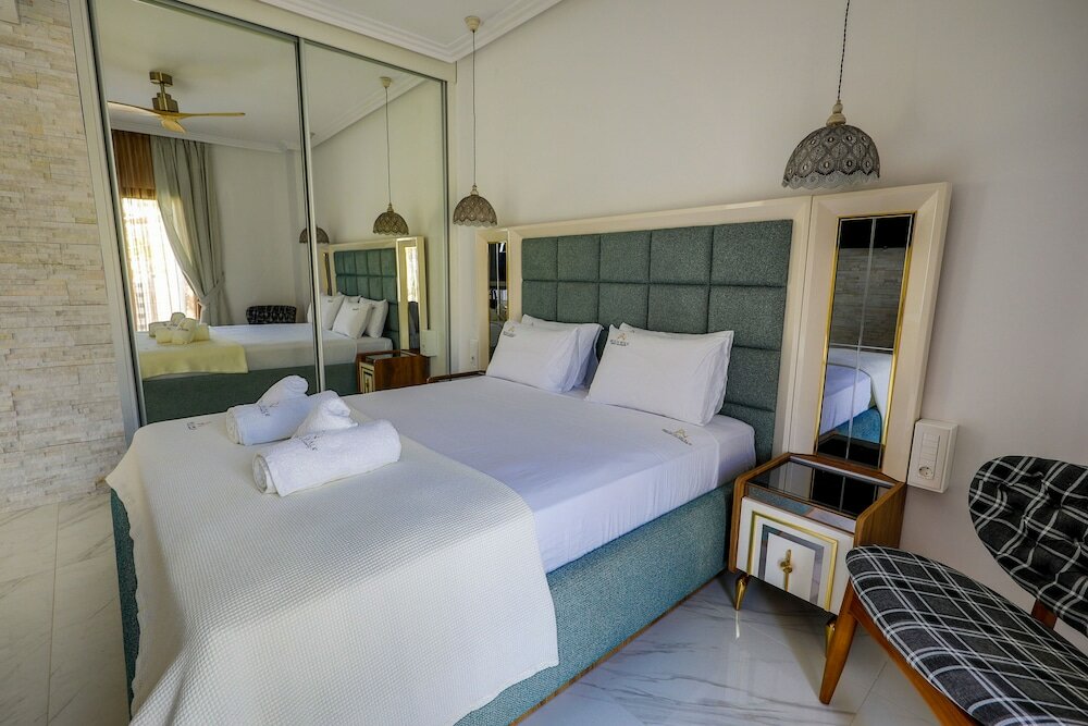 Фото Beach Walk Luxury Suites