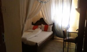 Scarlet Holiday Inn (Rift Valley Province, City of Nakuru, Kanu Street), hotel