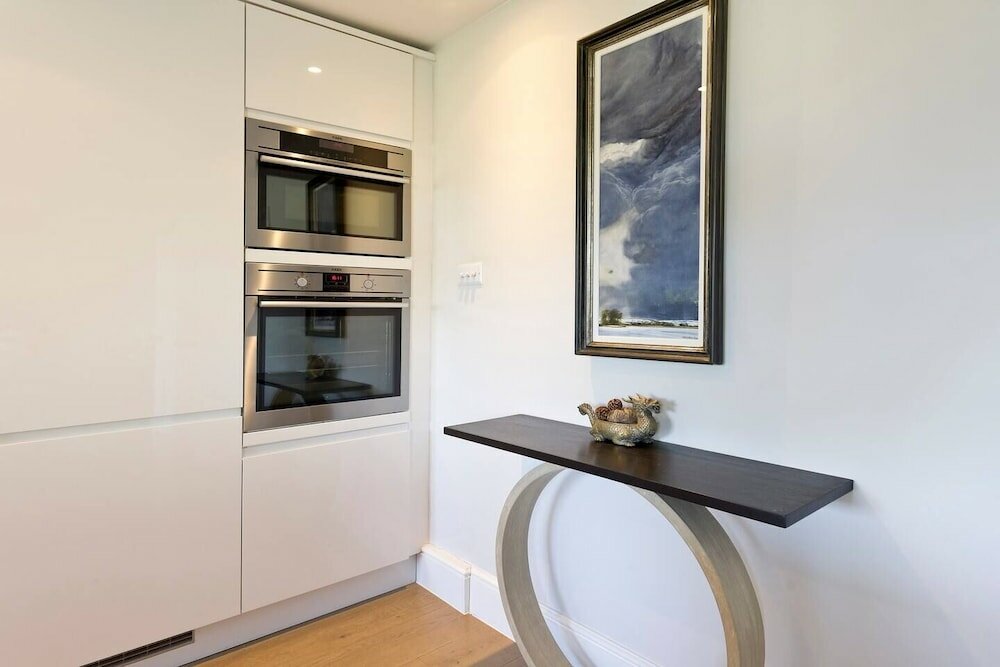Фото Bright 2-bed Apartment in Fashionable Chelsea