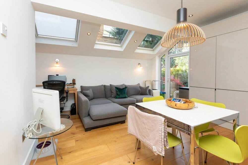 Фото Modern & Beautifully-lit 1 Bedroom Flat, Sheperd's Bush!