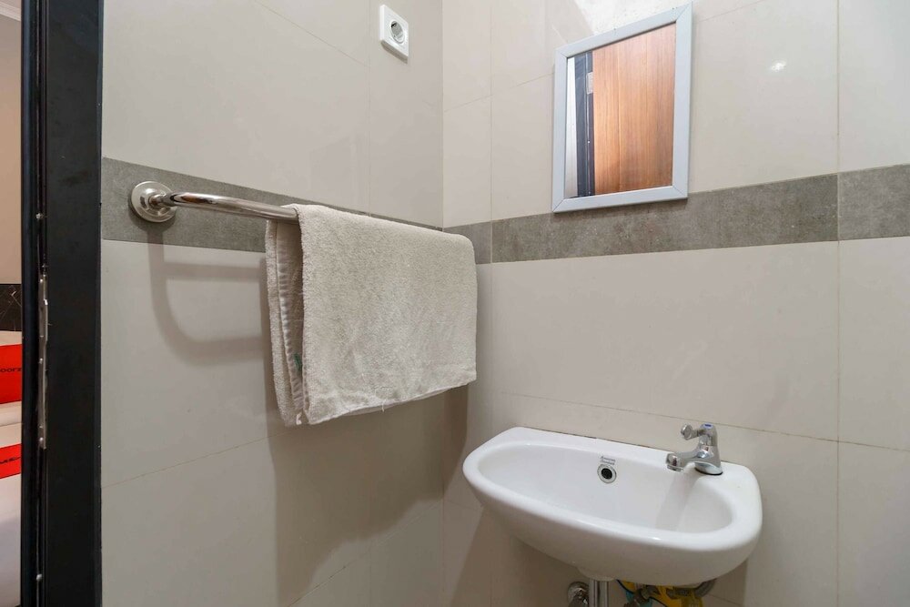 Фото RedDoorz Plus near Radio Dalam 3