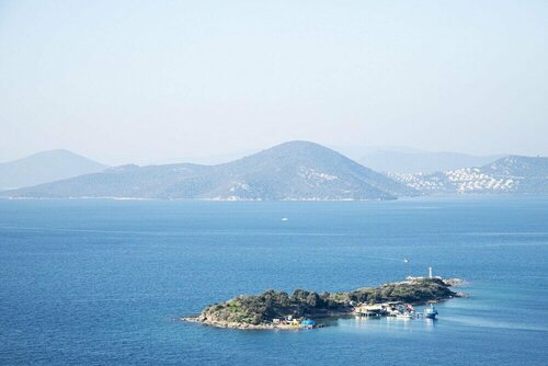 Апартаменты Sleek Flat With Private Beach and View in Milas в Миласе