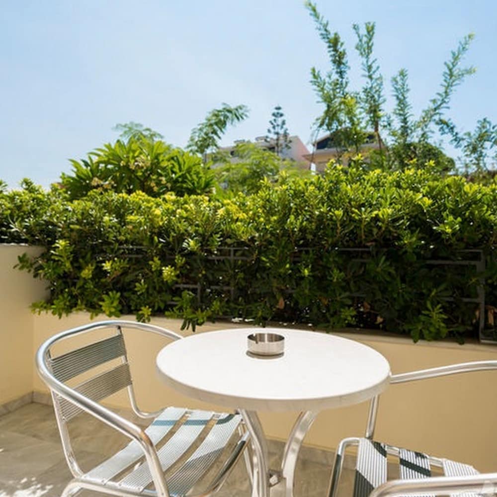 Фото Yakinthos Hotel