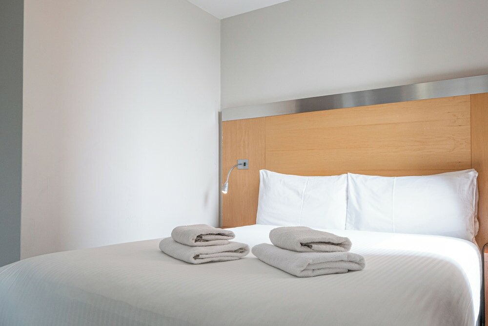 Фото Maiden Oval Hotel