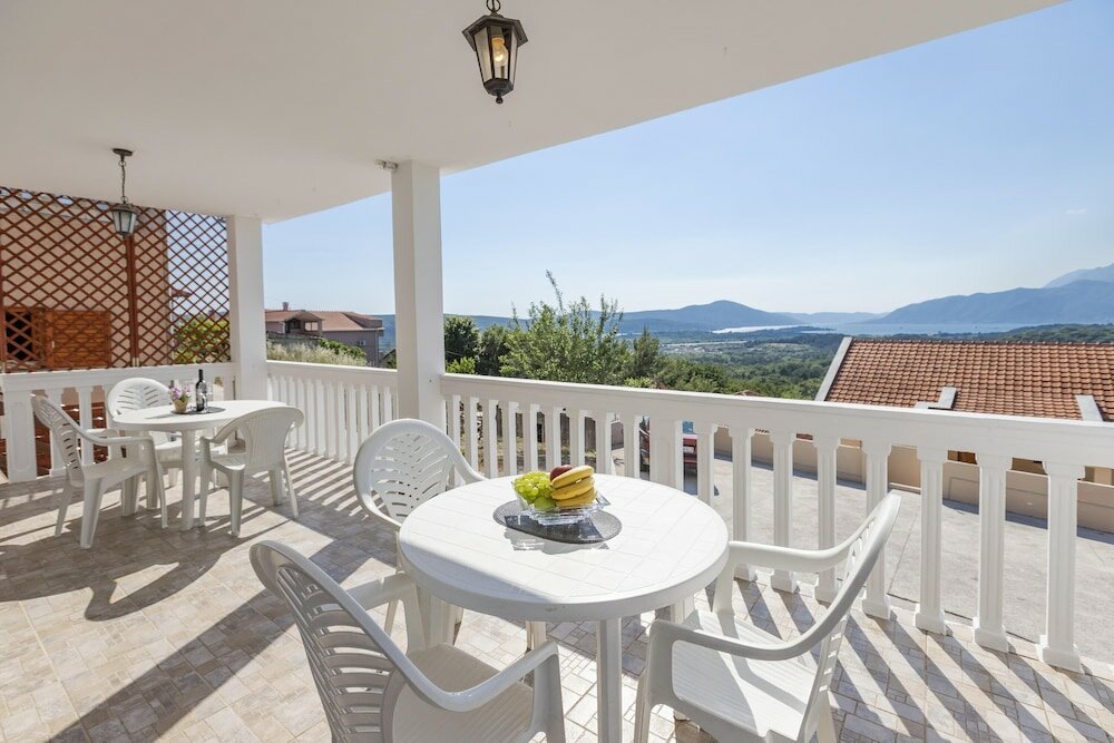 Фото Crystal Sky Apartments