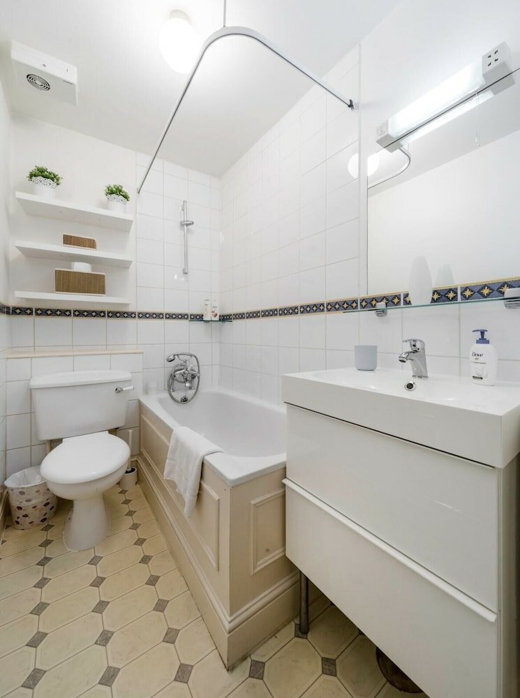 Фото Elegant Earl's Court 2 bed 2 Bath Near Tube