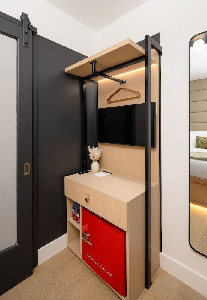 Фото Little Charlie Hotel