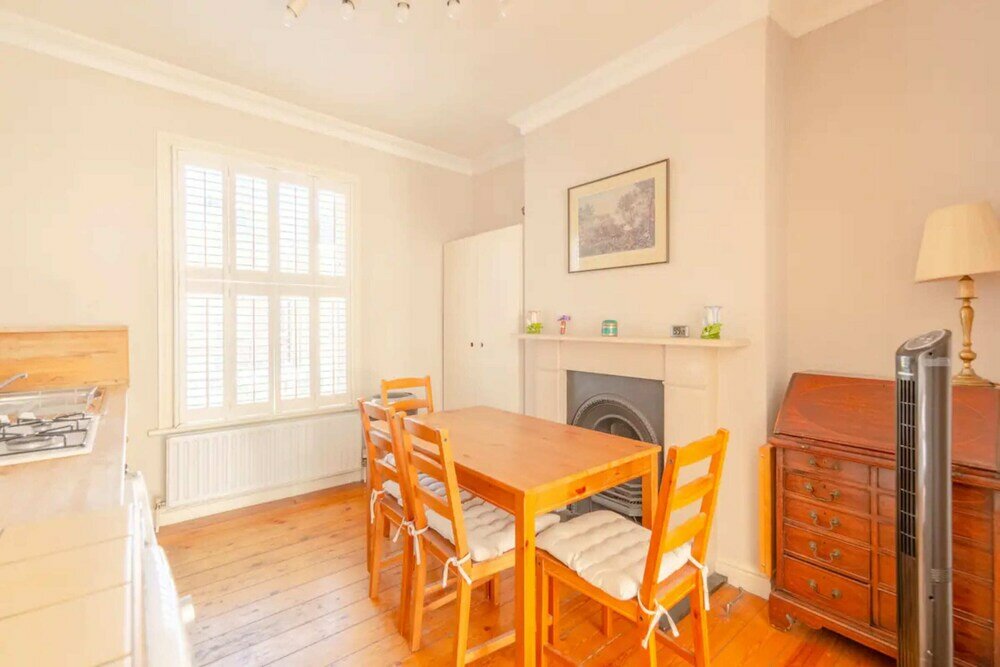 Фото Charming 2 Bedroom Home in West London