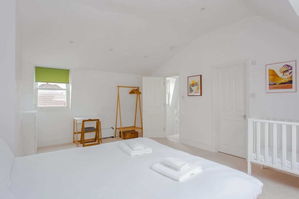 Фото Bright and Airy 3 Bedroom Maisonette in South London