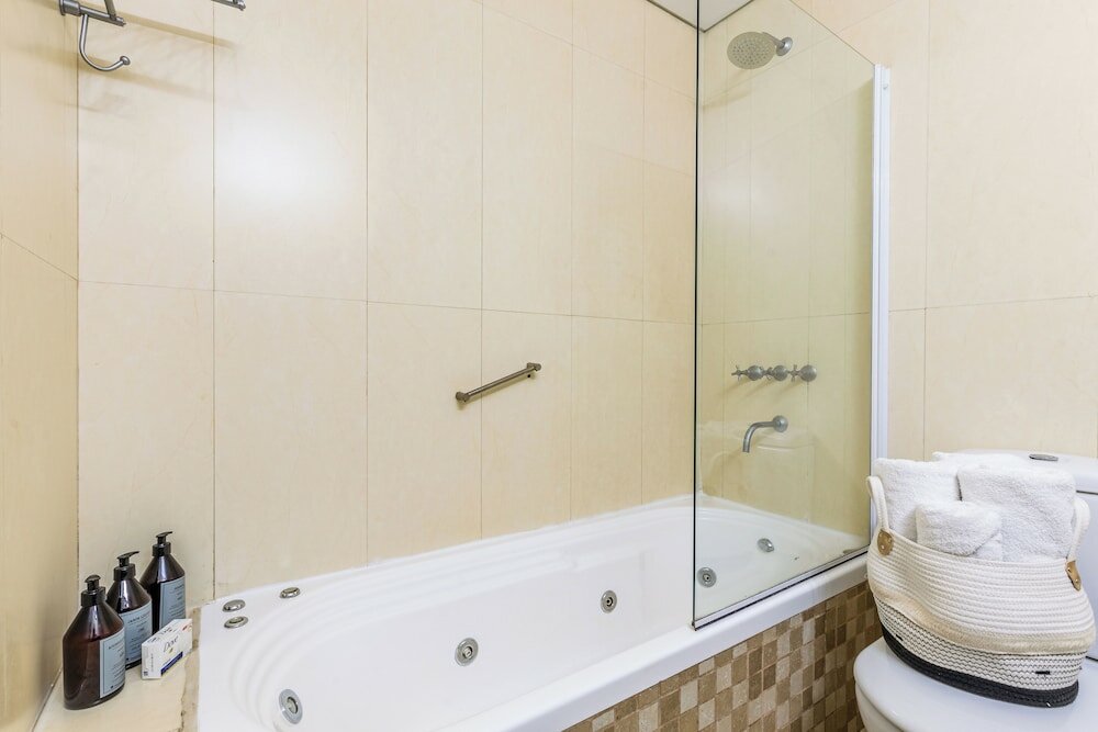 Фото 2br Family Apt Puente de la Mujer View