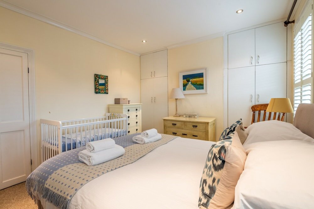 Фото Charming Victorian Family Home in Wimbledon