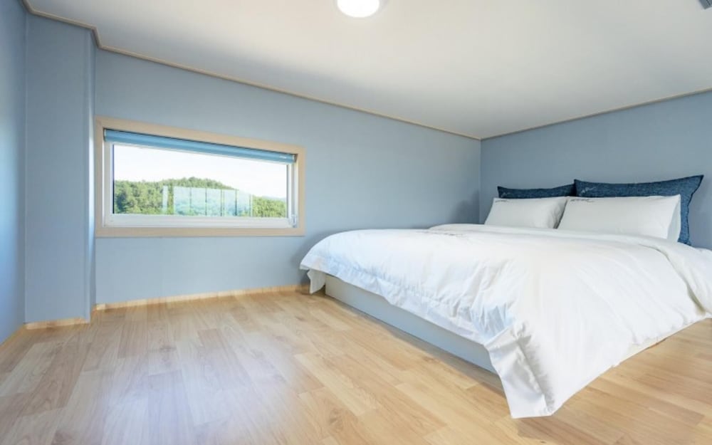 Фото Yeosu Beach Castle Pension