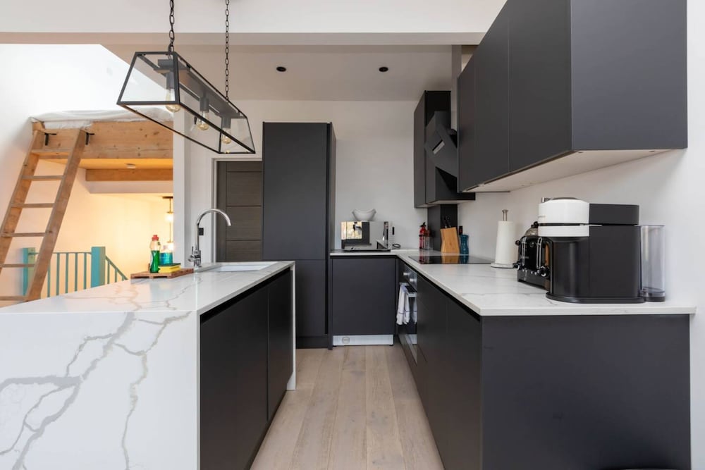 Фото Contemporary 2 Bedroom Apartment on Columbia Road