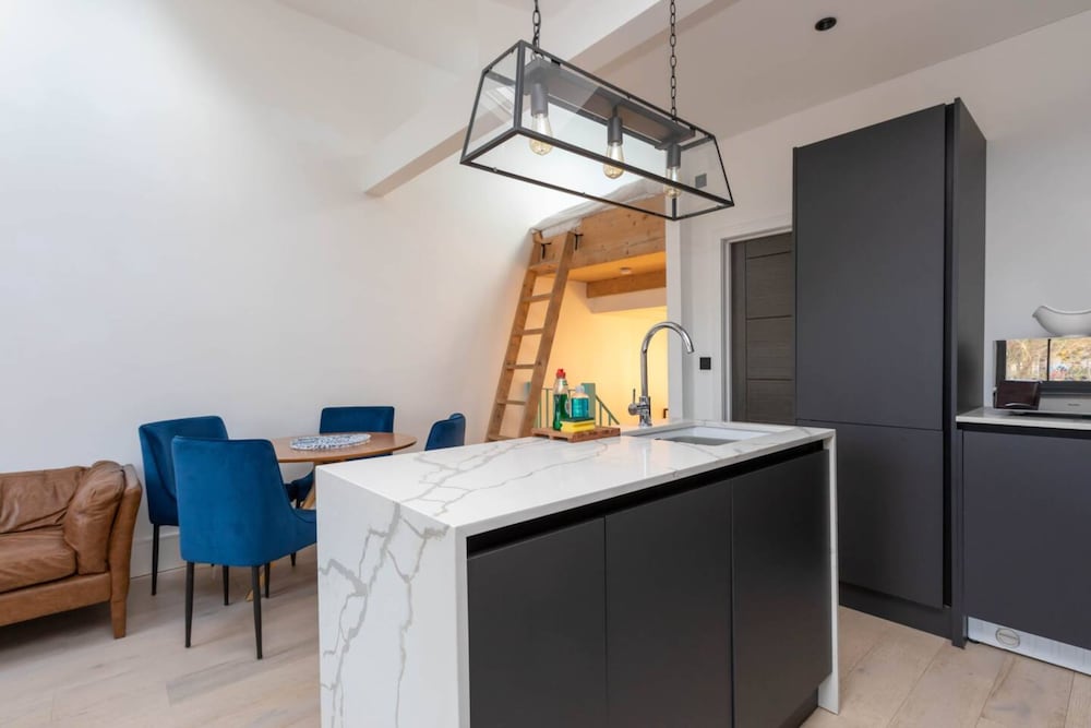 Фото Contemporary 2 Bedroom Apartment on Columbia Road