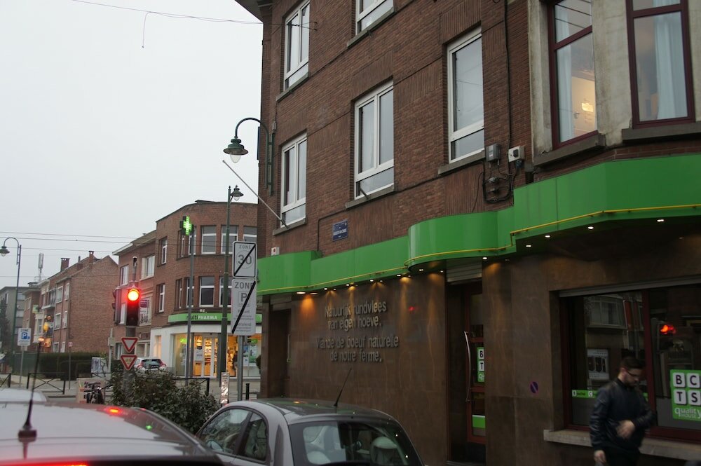 Фото J and R Brussels City Apartment