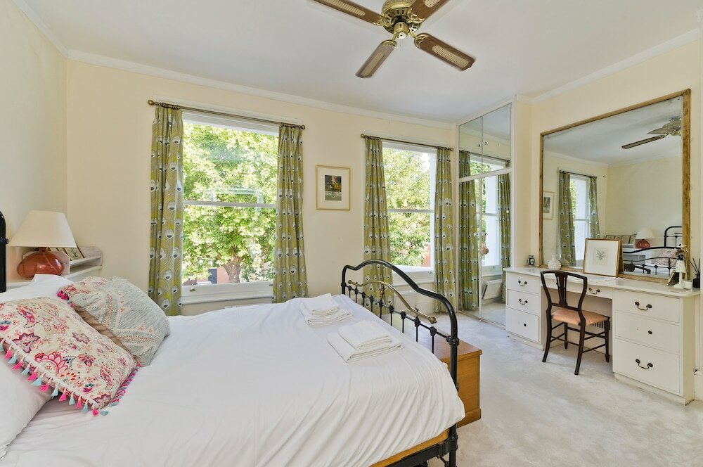 Фото Spacious Family House With Garden Near Battersea Park by Underthedoormat