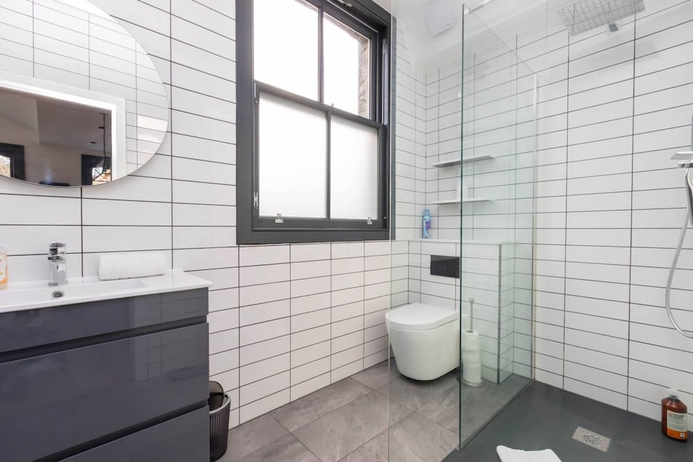 Фото Contemporary 2 Bedroom Apartment on Columbia Road